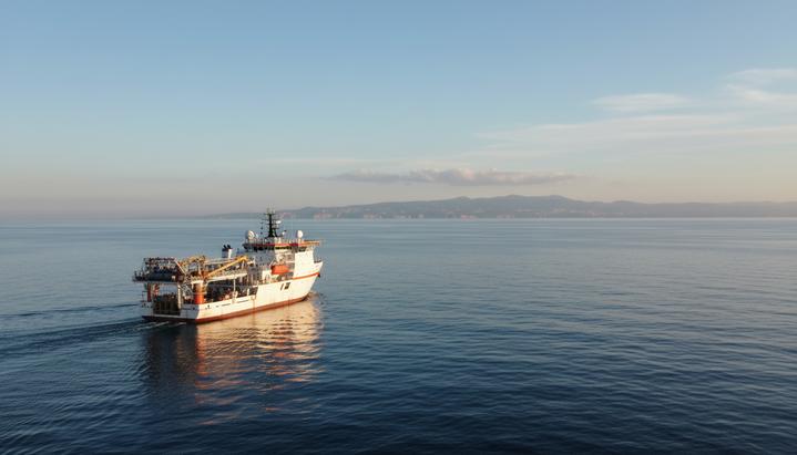 Оффшорное судно для сейсмической разведки в Средиземном море на фоне удаленного ливанского побережья.
