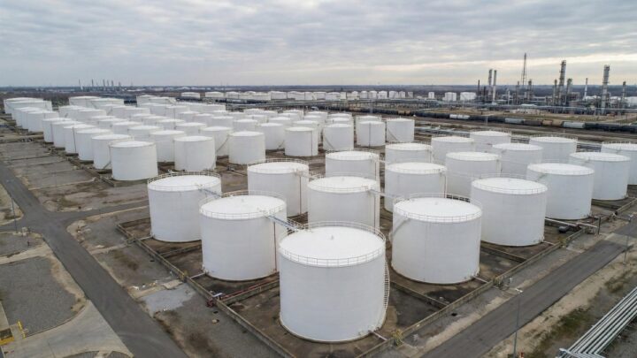 МЭА прогнозирует профицит нефти в 2026 году вопреки геополитике