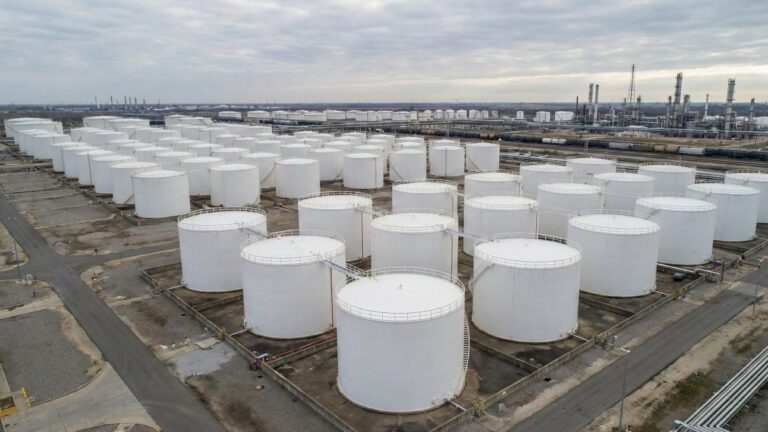 МЭА прогнозирует профицит нефти в 2026 году вопреки геополитике