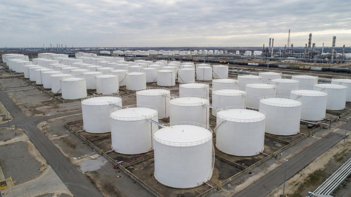 МЭА прогнозирует профицит нефти в 2026 году вопреки геополитике