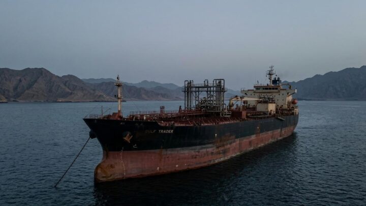 Банки повышают прогнозы цен на нефть из-за блокады Ормузского пролива