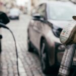 Нефть сдает позиции: как электромобили и химия меняют мировой рынок