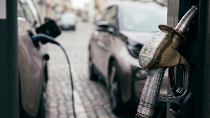 Нефть сдает позиции: как электромобили и химия меняют мировой рынок